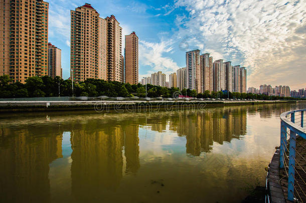 上海蓝天白云下的苏州河畔建筑