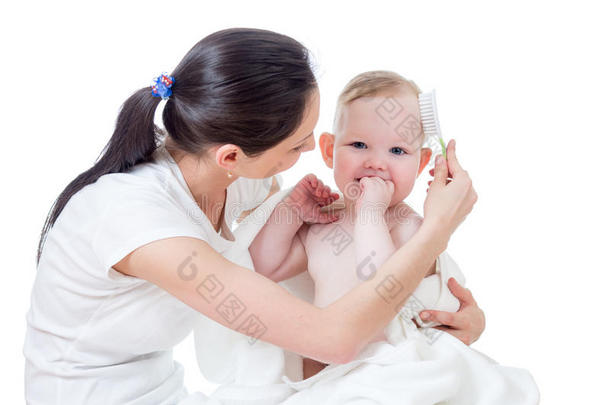 妈妈洗澡后给宝宝梳头