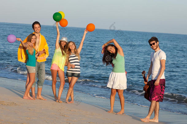 年轻人在享受夏日沙滩派对，跳舞。