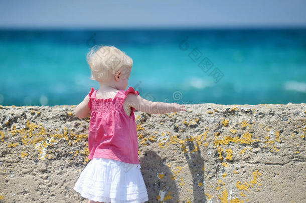 女孩仰望大海的背影