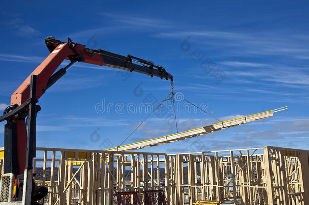 起重机将<strong>桁架</strong>吊到正在建造的新房上