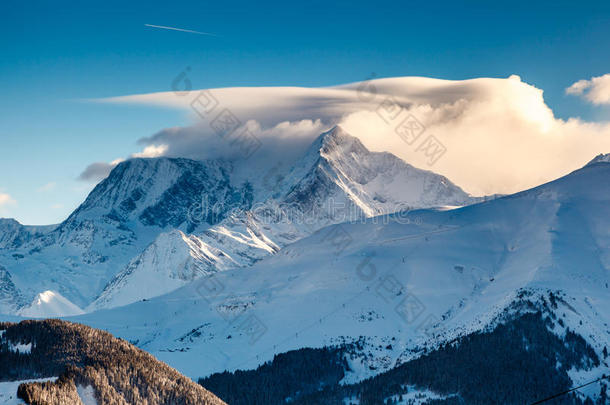法国阿尔卑斯山梅格夫附近的山峰和滑雪坡