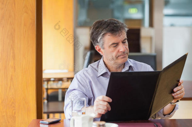 咖啡店里的男人在看菜单