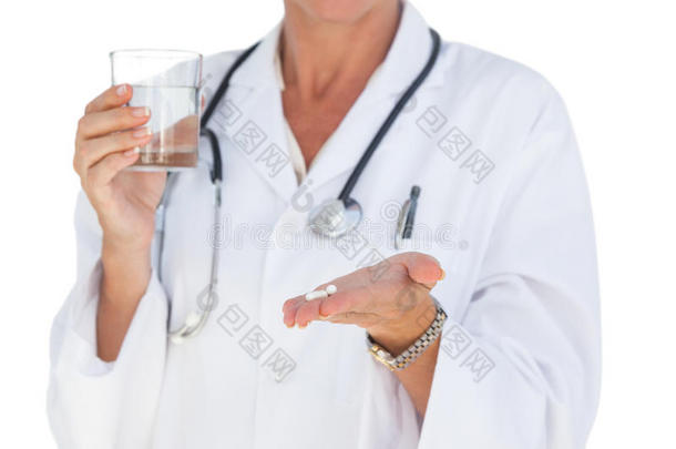 医生拿着药片和水杯
