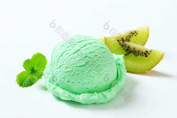 一勺淡绿色冰淇淋