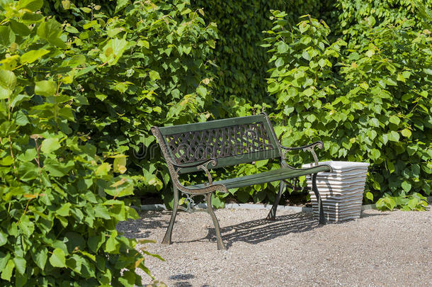 绿色金属长凳，安静的休息场所。