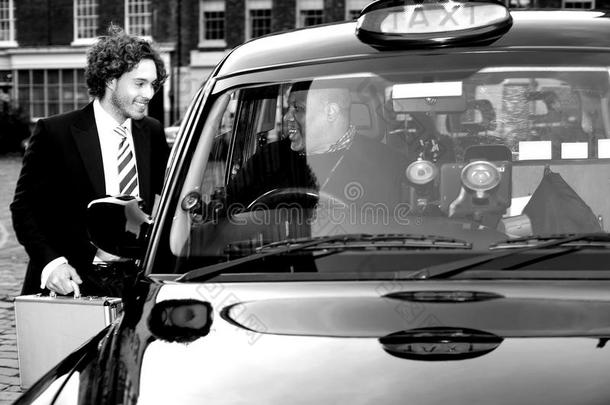 男乘客与出租车司机交流