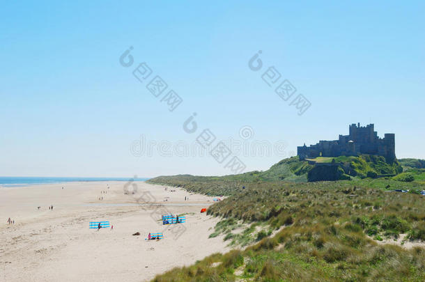 朦胧夏日的班堡城堡和海滩