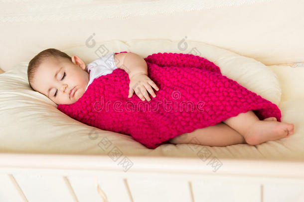 睡梦中的婴儿裹着针织毛毯