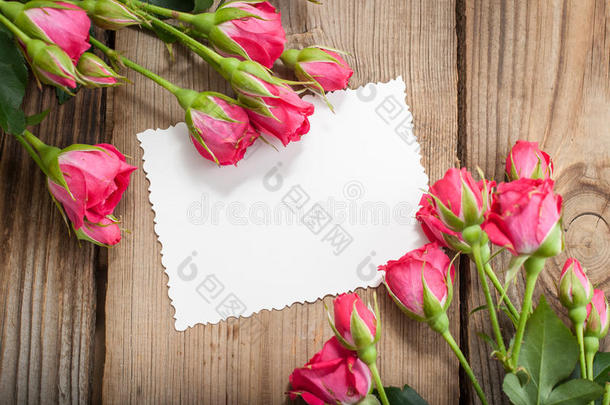 <strong>粉色玫瑰</strong>和白色卡片，在木制ta上有一个文本位置