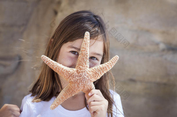 可爱的小女孩玩海星