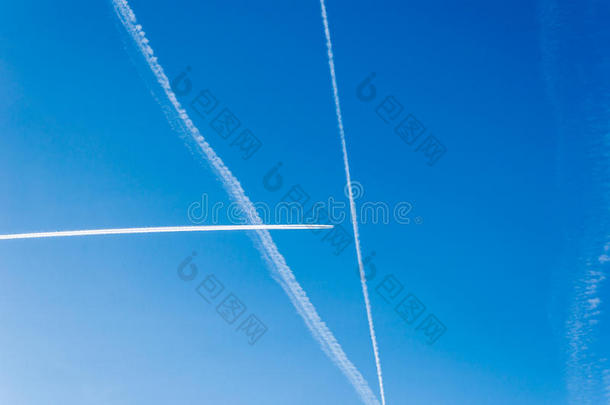 在夏日的蓝天下穿越飞机的轨迹