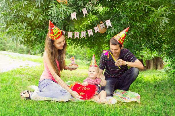 年，一个年轻的家庭在庆祝他们孩子的一岁生日