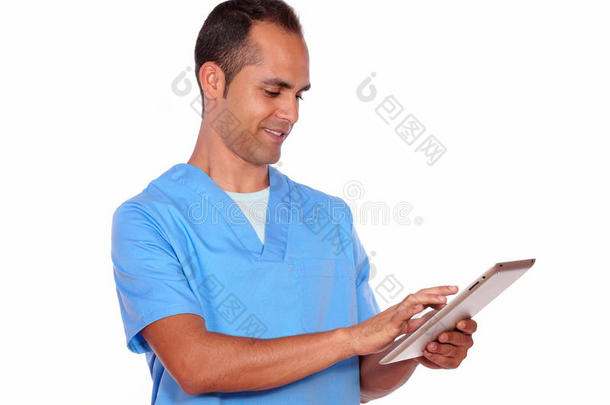 穿护士服的年轻人使用平板电脑