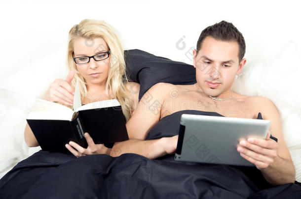 已婚夫妇睡前看书