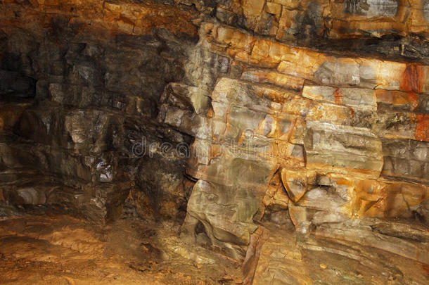 矿物化石矿中可见的含古<strong>沉积</strong>物岩层