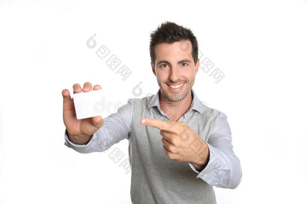 男子用手指出示一张空白卡片