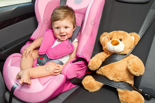 婴儿坐在安全的汽车座椅上。安全和安保