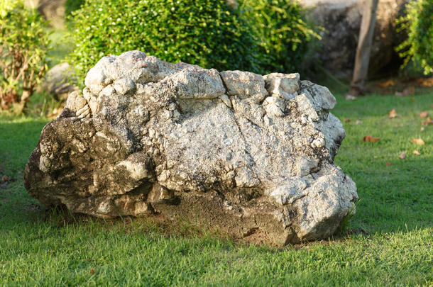 花园和公园里的大石头和石头
