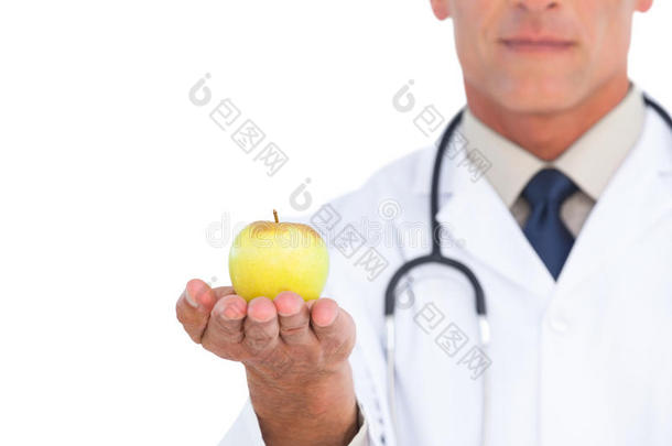 医生拿着苹果的焦点镜头