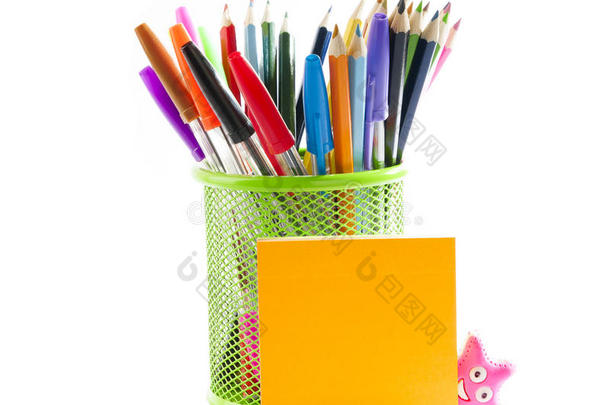 文具。铅笔架上的彩色铅笔和便签