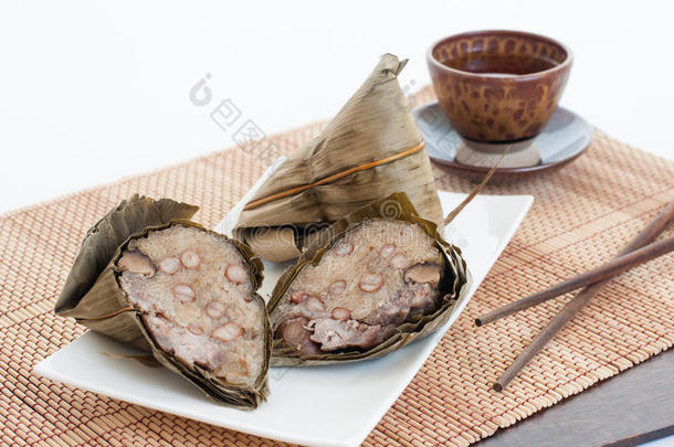 芦苇叶包的中国粽子。