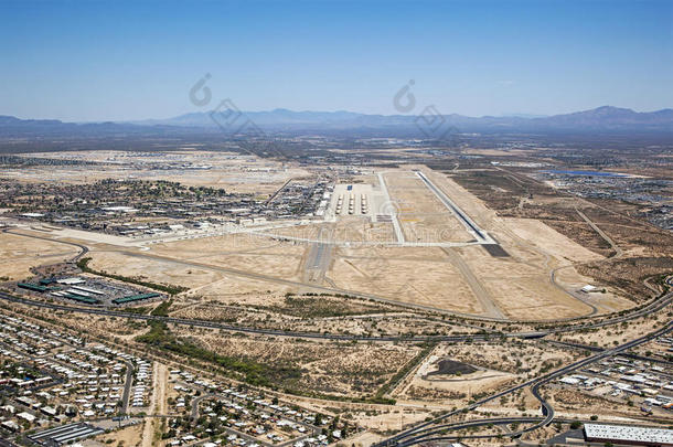 亚利桑那州<strong>图</strong>森机场，带<strong>跑道</strong>和墓地