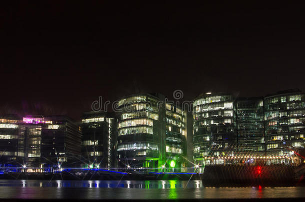 夜间筑堤办公楼，英国伦敦