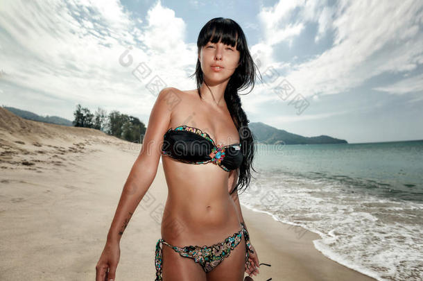 棕发美<strong>女模特</strong>在沙滩上摆姿势
