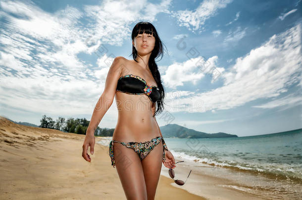 棕发美<strong>女模特</strong>在沙滩上摆姿势