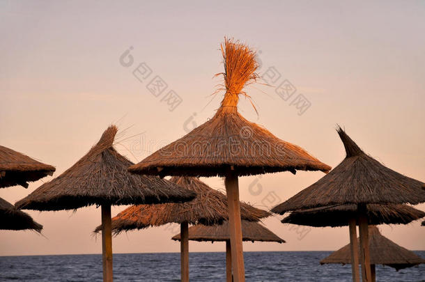 日落时的沙滩伞