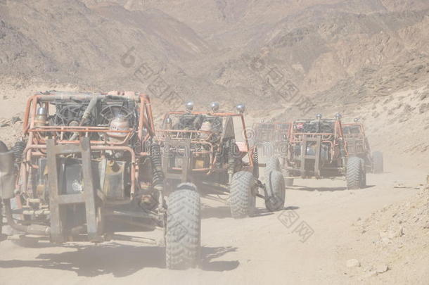 车队中的马车穿过沙漠
