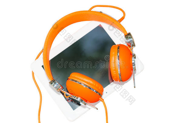 白色平板电脑，带橙色耳机，白色隔离