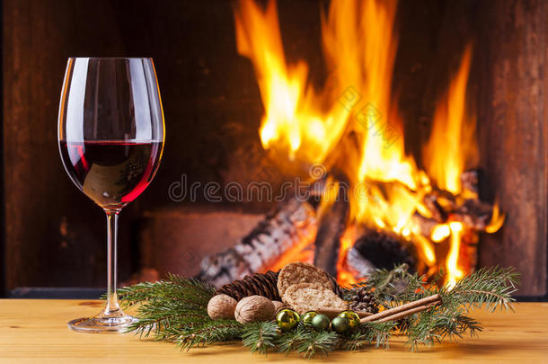 圣诞装饰壁炉上的红酒