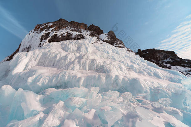 冰冻贝加尔湖海岸悬崖的户外景观
