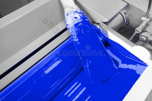 打印行业，打印机正在运行青色、蓝色墨水