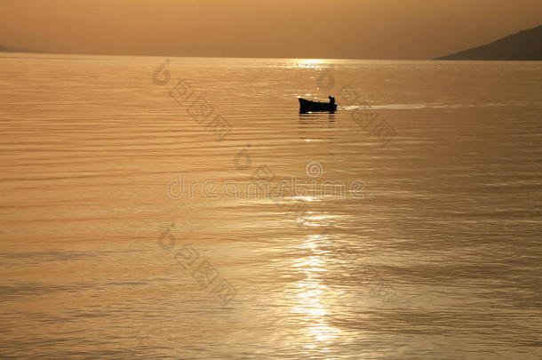 夕阳下的小舟