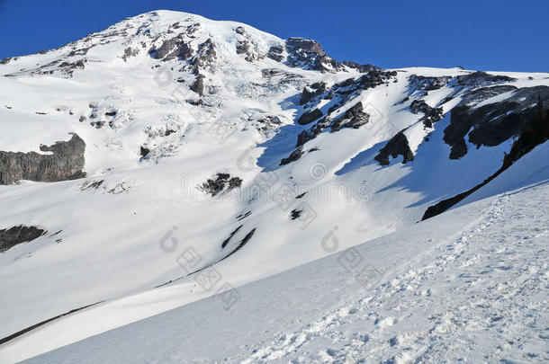 雷尼尔山上的登山者