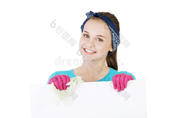 快乐的清洁女工在展示空白标牌。