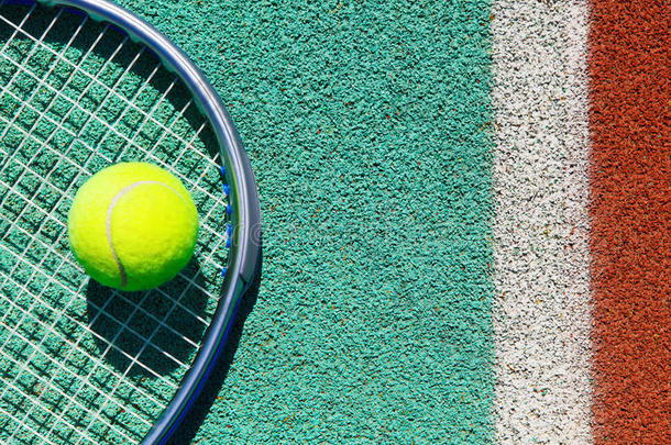 网球场网球拍和球的特写镜头