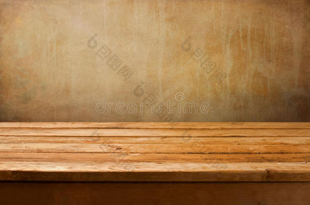 <strong>古色古香</strong>的<strong>背景</strong>，粗糙的墙壁上有木制的甲板桌