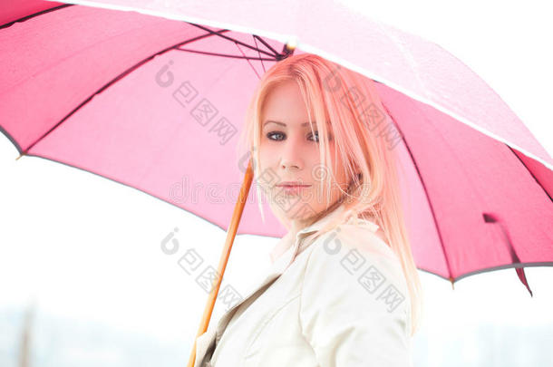 雨中撑伞的女人