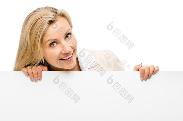 举着标语牌的快乐女人在白色背景下微笑着