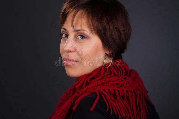 一个戴<strong>红领巾的</strong>女人回头看<strong>的</strong>画像。特写肖像