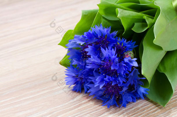 木桌上的蓝色玉米花