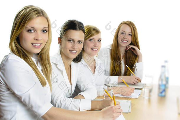 女学生在课桌上学习