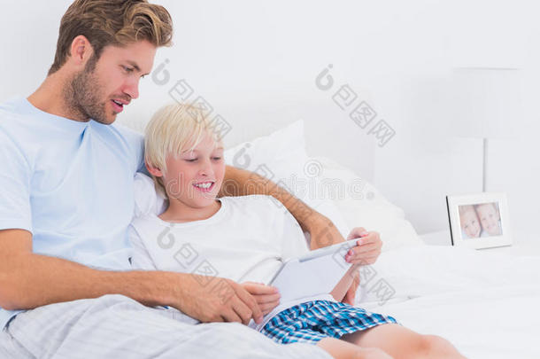 父亲和儿子用平板电脑