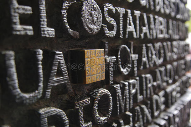 萨格拉达家族门上雕刻的文字和数字代码。