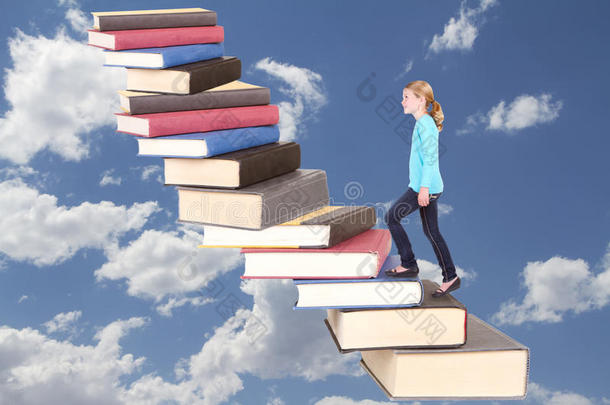 儿童或青少年爬上书架