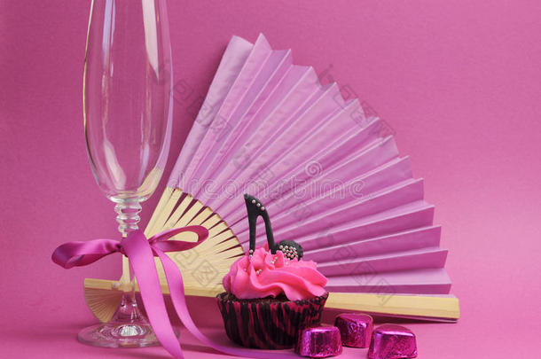 粉色派对装饰，带风扇、香槟酒杯和高跟鞋杯形蛋糕